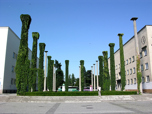 Vor der Jahrhunderthalle, Breslau