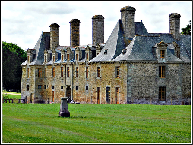 Au parc du château : LE ROCHER PORTAIL A SAINT BRICE EN COGLES (BRETAGNE)