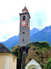 Campanile incastonato nella roccia - Croveo (VB)