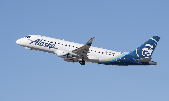 Alaska Airlines Embraer ERJ-175 N198SY