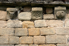 Modillons de l'église St-Hilaire à la Combe