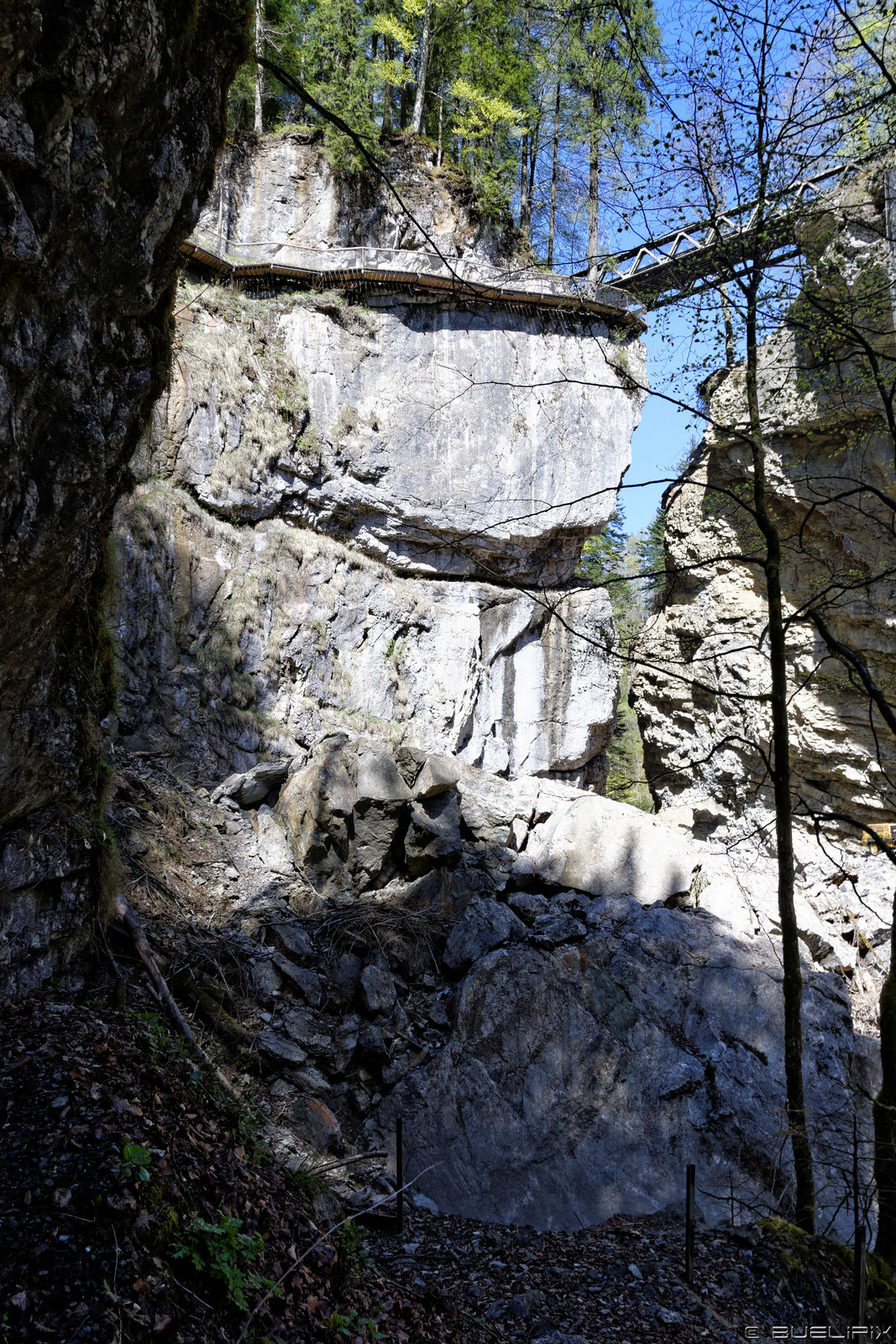 Im Gebiet des Felssturzes in der Rappenlochschlucht - hier führte früher der Weg durch die Schlucht! Oben der neue Weg und die neue Strassenbrücke (© Buelipix)