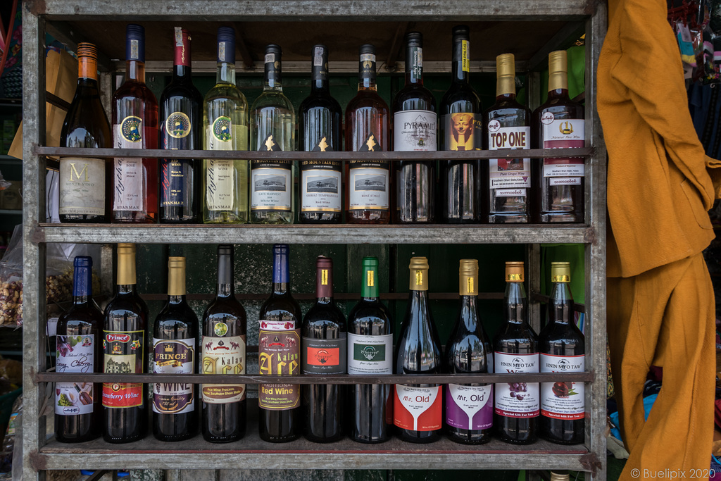 Wineshop in Kalaw (© Buelipix)