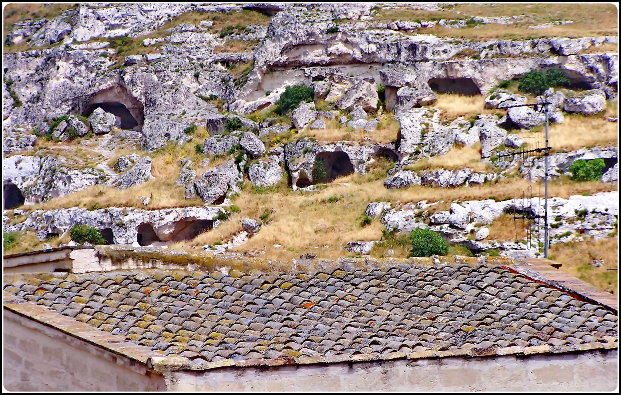 Matera : le grotte  utilizzate per costruire le case nella montagna