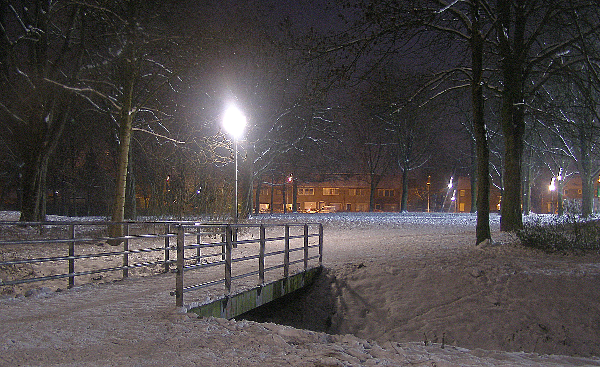 HFF-for everyone-12-11-2021-Winternight on the neighborhood with  the red roofs