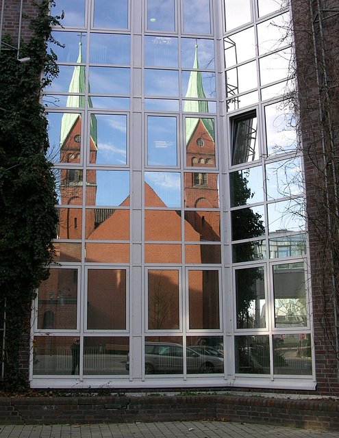 St. Bonifatiuskirche in der Spiegel-Fenster-Fassade des Krankenhauses