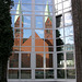 St. Bonifatiuskirche in der Spiegel-Fenster-Fassade des Krankenhauses