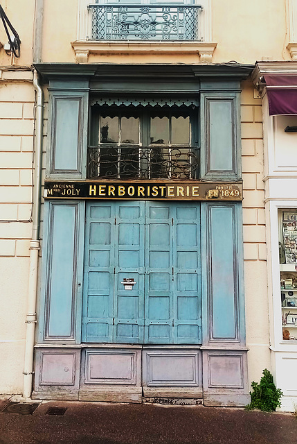 £ Retail Therapy £ - The Old Herb Shop, Lyon.