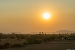 Sonnenuntergang bei Bagan (© Buelipix)