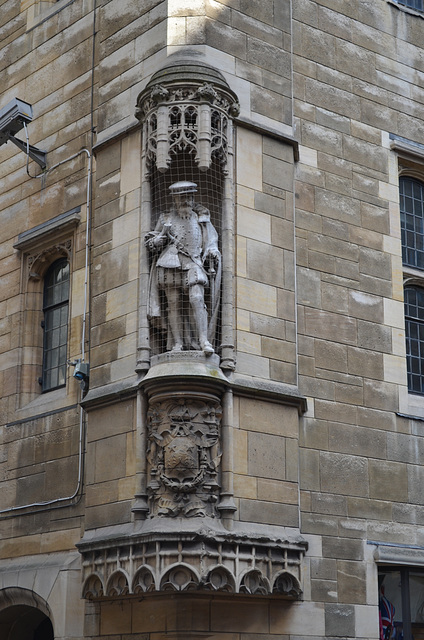 Cambridge, Corner Statue (St Michaels Court)