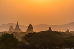 Sonnenuntergang bei Bagan (© Buelipix)