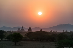 Sonnenuntergang bei Bagan (© Buelipix)