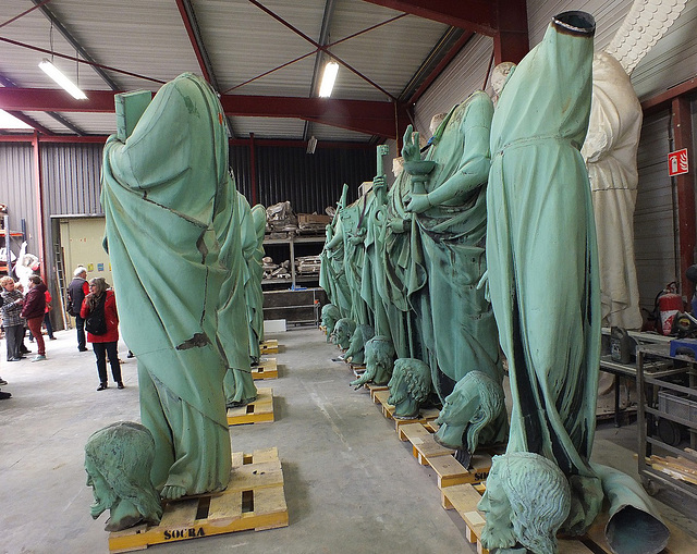 Statues du toit de Notre Dame de Paris en restauration en Dordogne