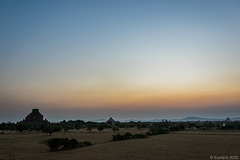 Sonnenuntergang bei Bagan (© Buelipix)