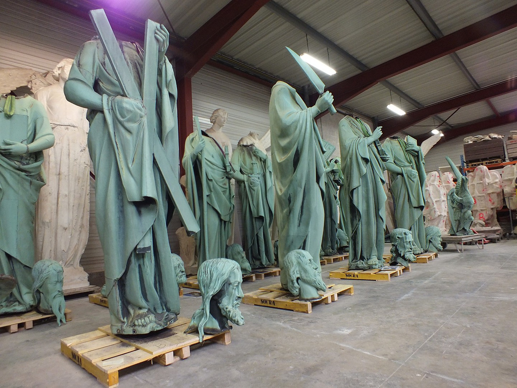 Statues du toit de Notre dame en restauration en Dordogne