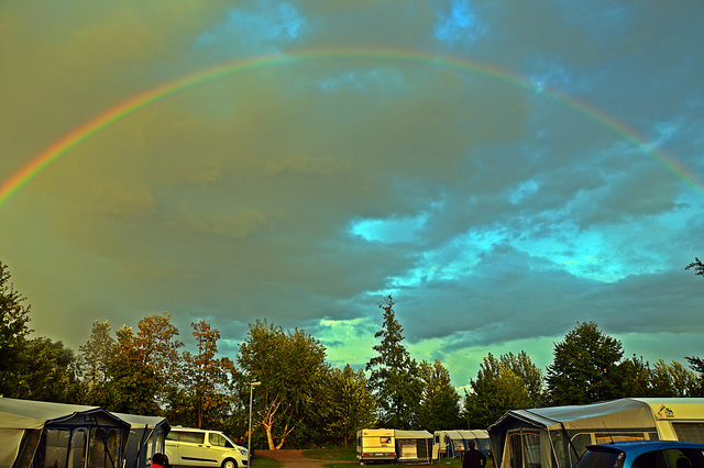 Regenbogen am Campingplatz