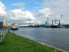 "MS Bleichen" (links) und Flettner-Rotorschiff "E-Ship 1" (rechts)