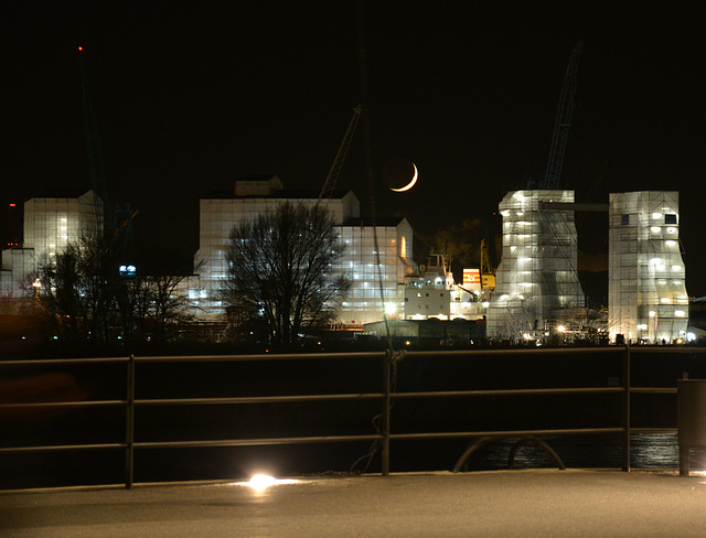 HFF: Neumond über dem Hafen