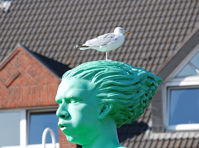 "Uupps-mach bloß keinen Klecks auf meine neue Frisur!"