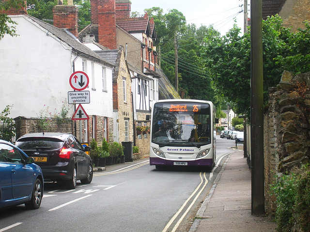 Grant Palmer YX11 HPU in Harrold - 9 Jul 2012 (DSCN8419)