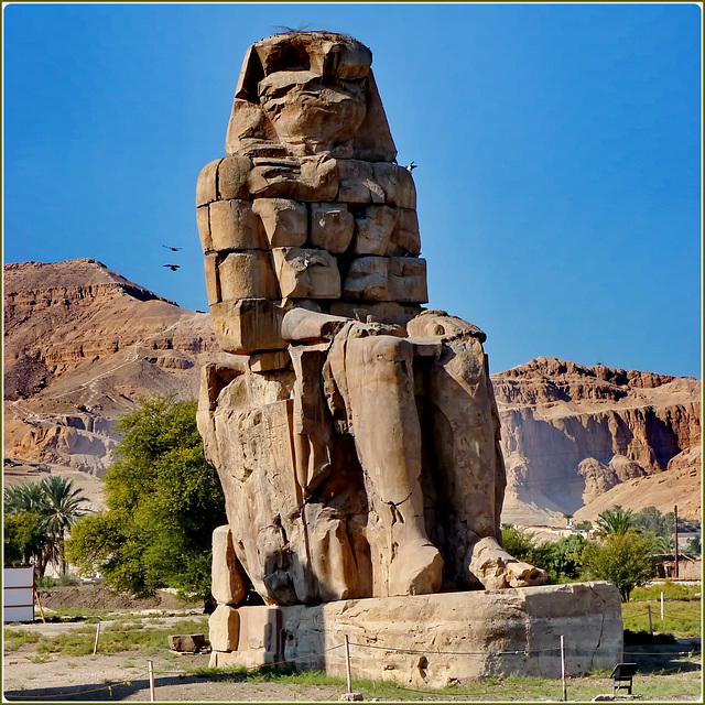 LUXOR : una statua gigante che accoglie i visitatori alla 'Valle dei Re'