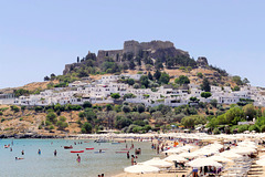 L'acropole et la plage de Lindos L'acropole et la plage de Lindos