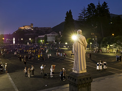 Tombe la nuit sur l'esplanade des basiliques - Lourdes, France