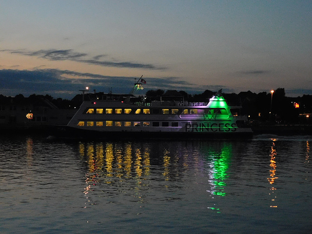 Die "Adler Princess", effektvoll beleuchtet während der NOK-Romantika