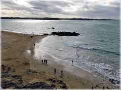 Vue des remparts à Saint Malo (35): La plage de Bon secours