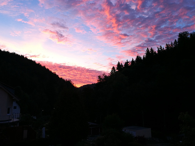 23.09.2019, 06:53 Uhr - Der Himmel glüht