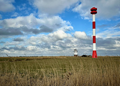 Der alte Baljer Leuchtturm an der Elbe. (hinten im Bild)