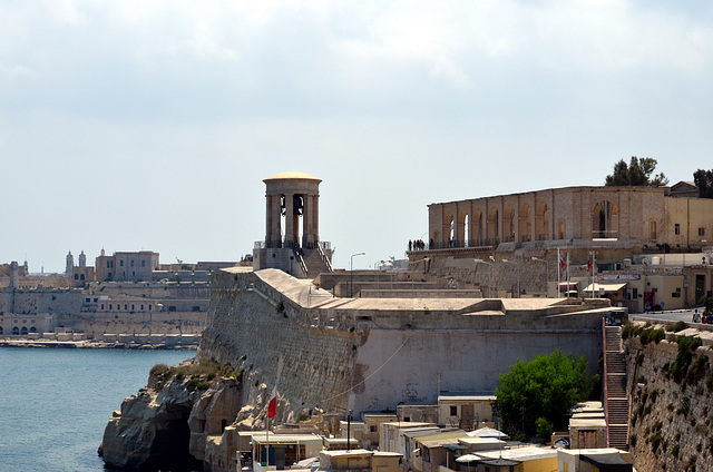 Malta, Valetta, World War 2 Siege Bell Memorial and Lower Barrakka Gardens