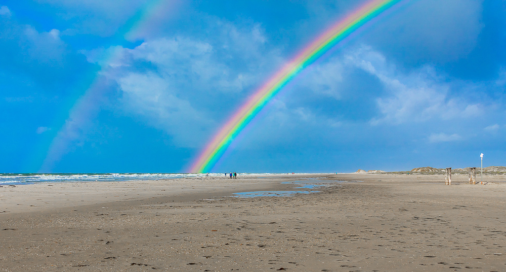 Doppelter Regenbogen am Strand