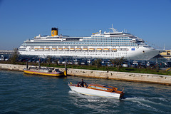 Nicht mehr willkommene Riesen in in Venedig