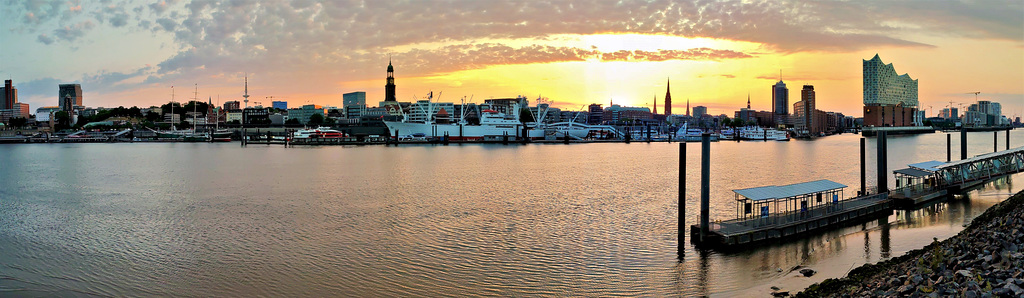 Sonnenaufgang im Hamburger Hafen