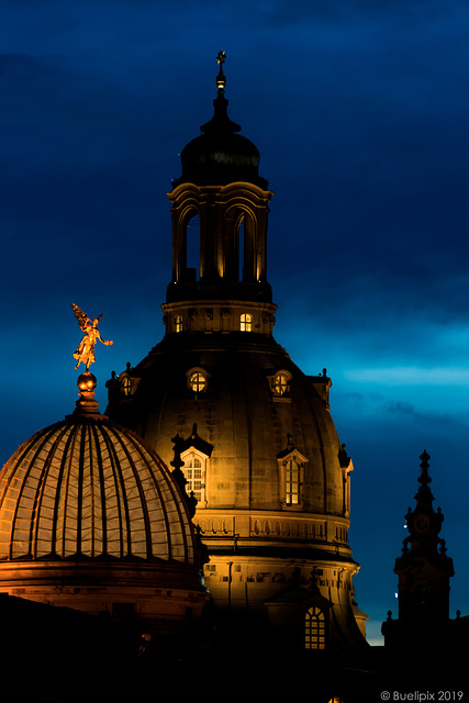 Dresden zur Blauen Stunde - Blick von der Carolabrücke  (© Buelipix)