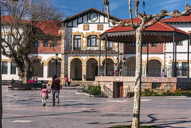 Plaza, kiosko y Ayuntamiento de Plentzia