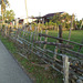 Clôture de bois et barbelés / Wodden fence and barbes wires