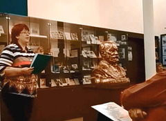 Ekspoziciestrino Pavla Dvořáková enkondukas la novan teman ekspozicion "10 jaroj de la muzeo kaj 100 jaroj de la respubliko"