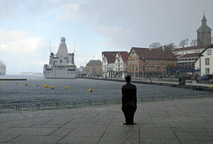 Anthony Gormley in Stavanger, in a hail storm