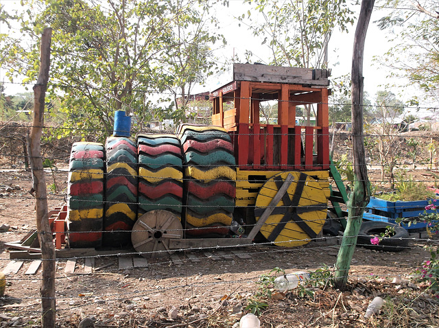 Locomotive barbelée / Recycled tyres