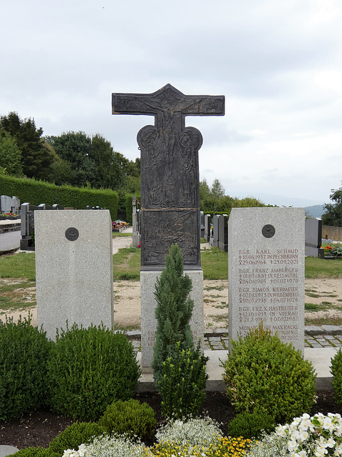 Priestergrab auf dem Friedhof Runding