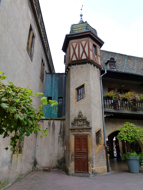 Treppen-Haus und bunte Dächer