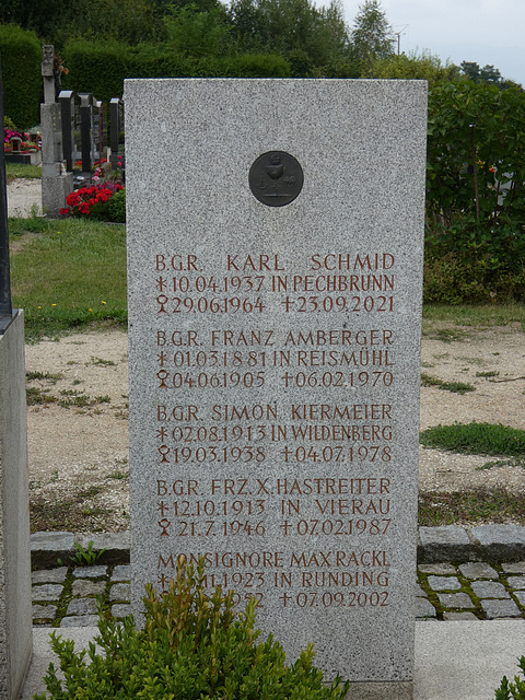 Stele mit Namen der verstorbenen Priester