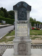 Grabstele links außen