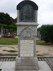 Grabstele rechts außen