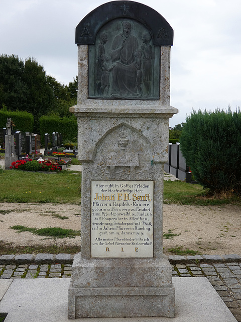 Grabstele rechts außen