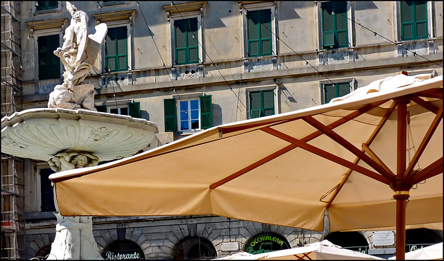 Ombrelloni in piazza Colombo