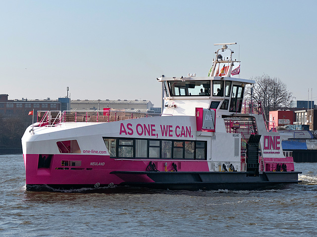 Ein schöner neuer Farbklecks im Hafen (8 x PiP) - Hamburg