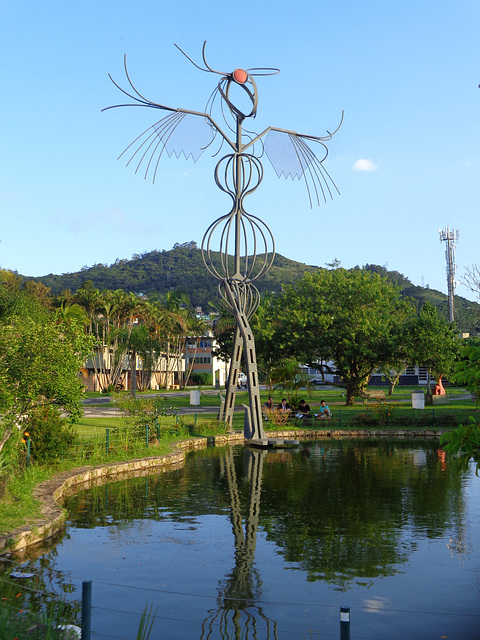 DSC06603 - escultura 'Boitatá Incandescente', de Laércio Luiz